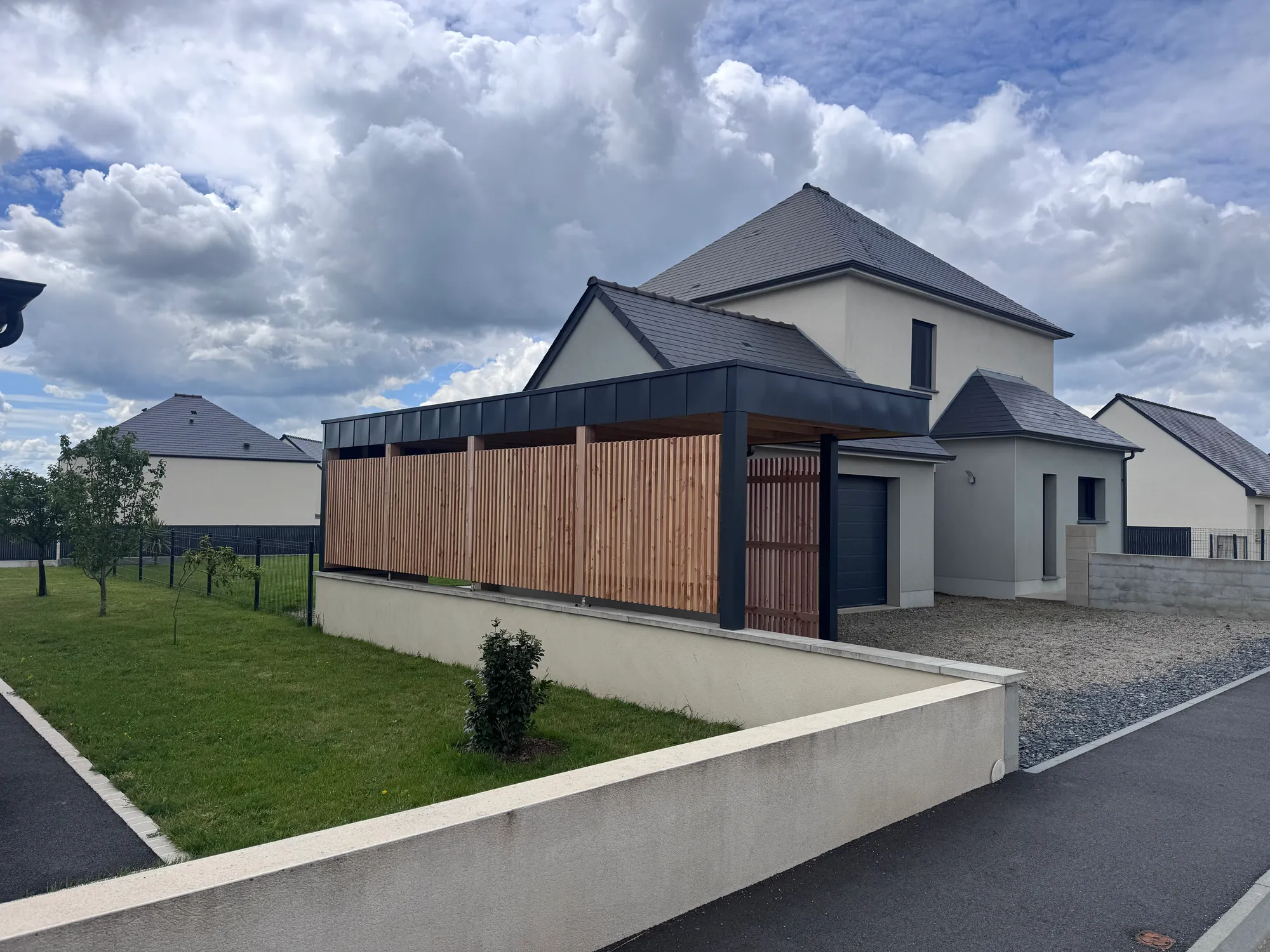 Aménagement extérieur bois – Carport, pergola, terrasse couverte, bardage : des ouvrages bois sur mesure pour votre extérieur.