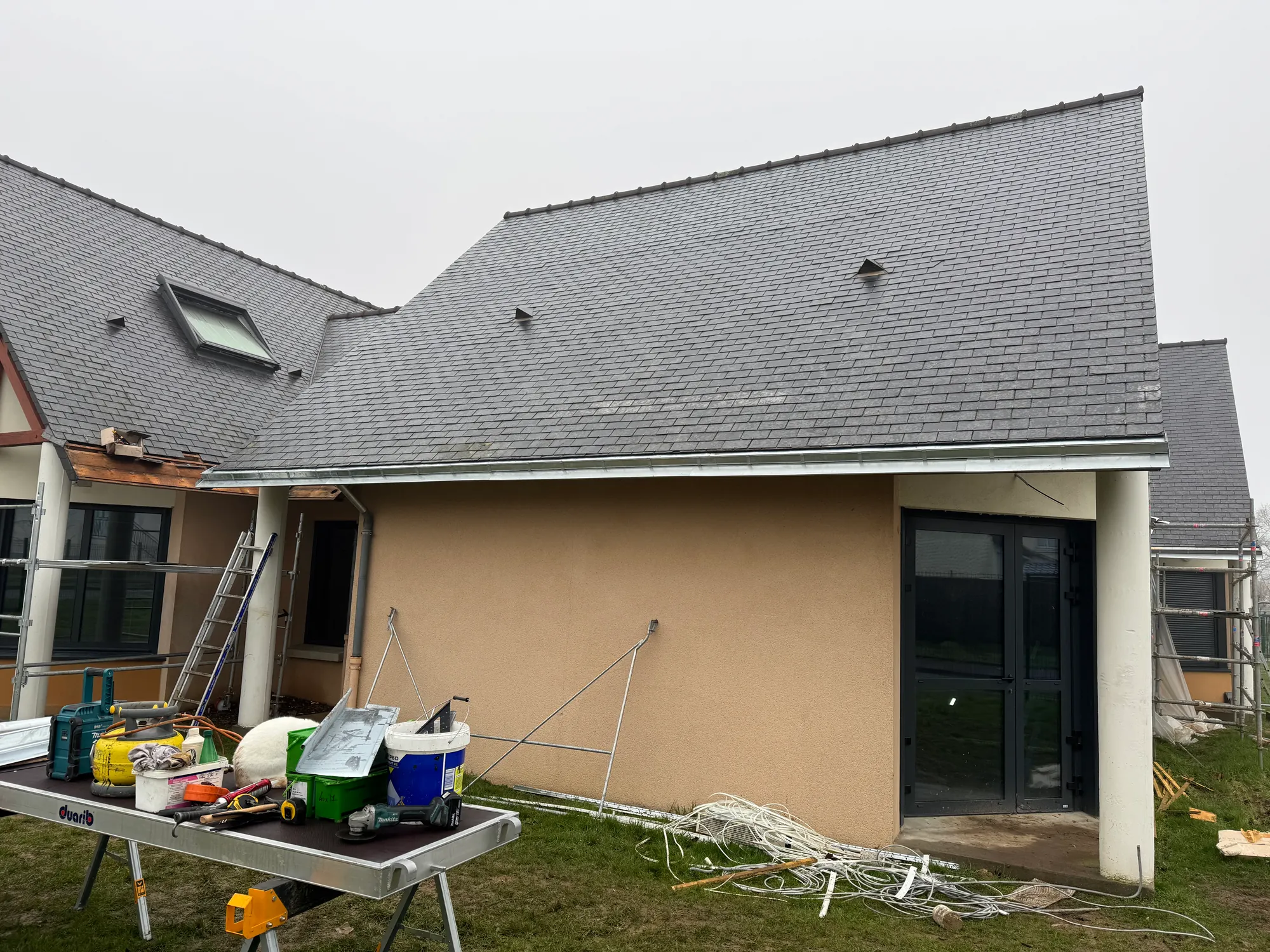 Couverture ardoise neuve et gouttière zinc