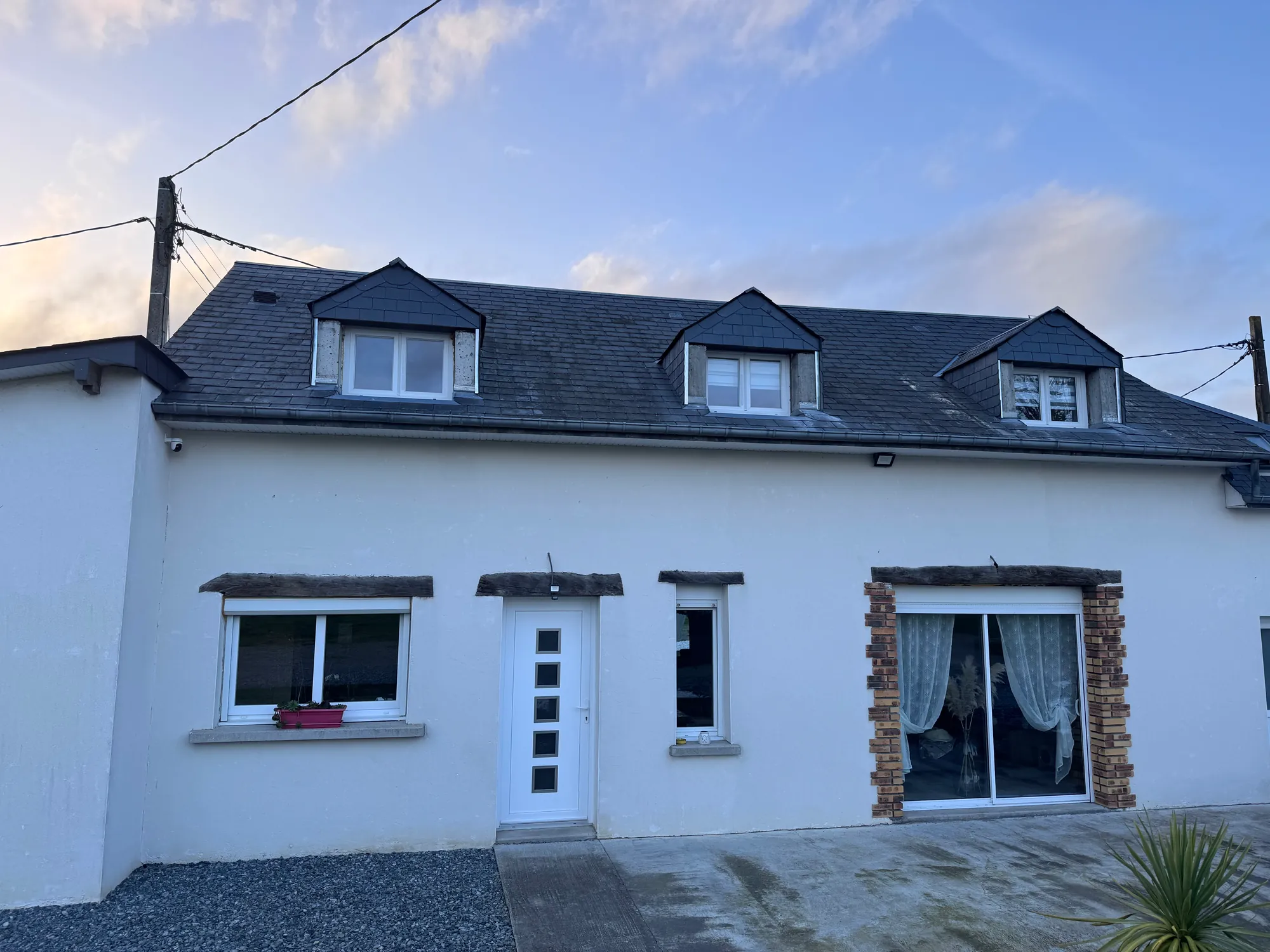 Lucarnes en ardoise sur une maison rénovée