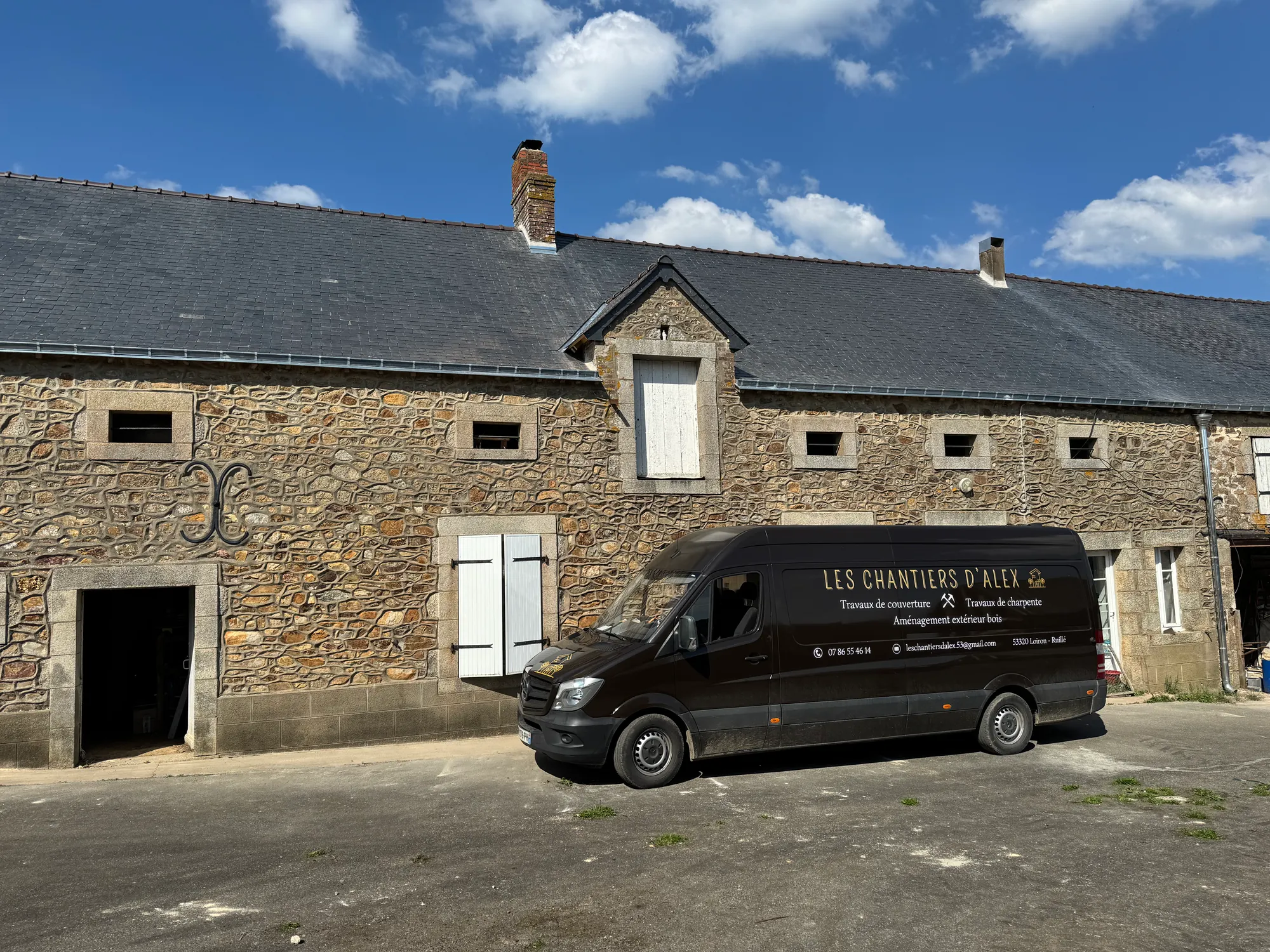 Le camion Les Chantiers d'Alex devant une longère en cours de rénovation de toiture