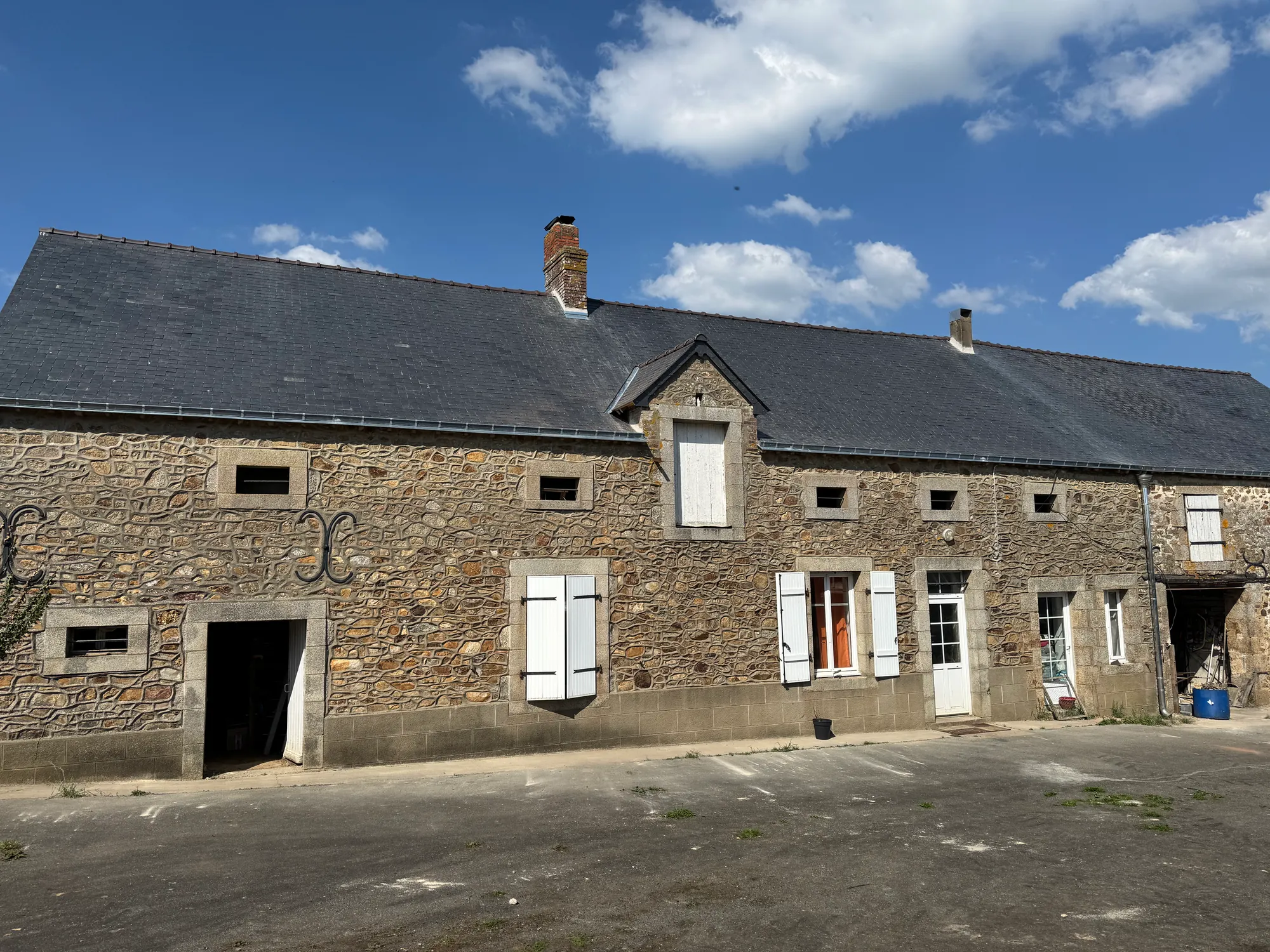 Travaux de couverture – Ardoise, bac acier, zinguerie, fenêtres de toit : rénovation et pose de toitures autour de Laval.