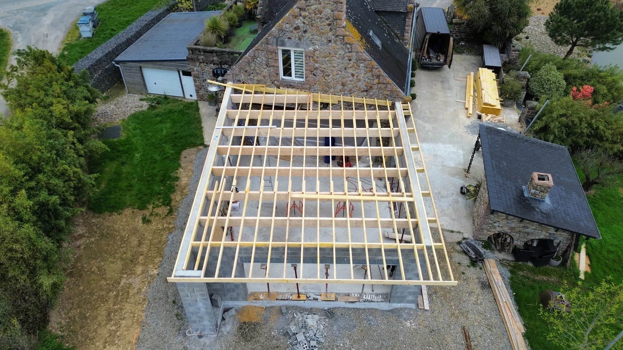Solivage d'une extension bois en construction, vue par drone